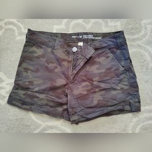 Khakis by Gap Skinny Boyfriend midi camo shorts